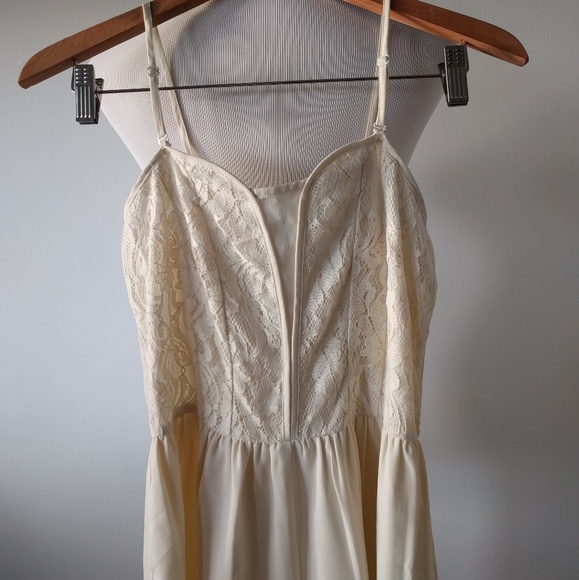 ❎ *Sold* Cream Lace Romper - Picture 3 of 6